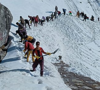 उत्तराखण्डः केदारनाथ धाम यात्रा की तैयारियां तेज! बर्फ हटाने के लिए बढ़ाई गई मजदूरों की संख्या