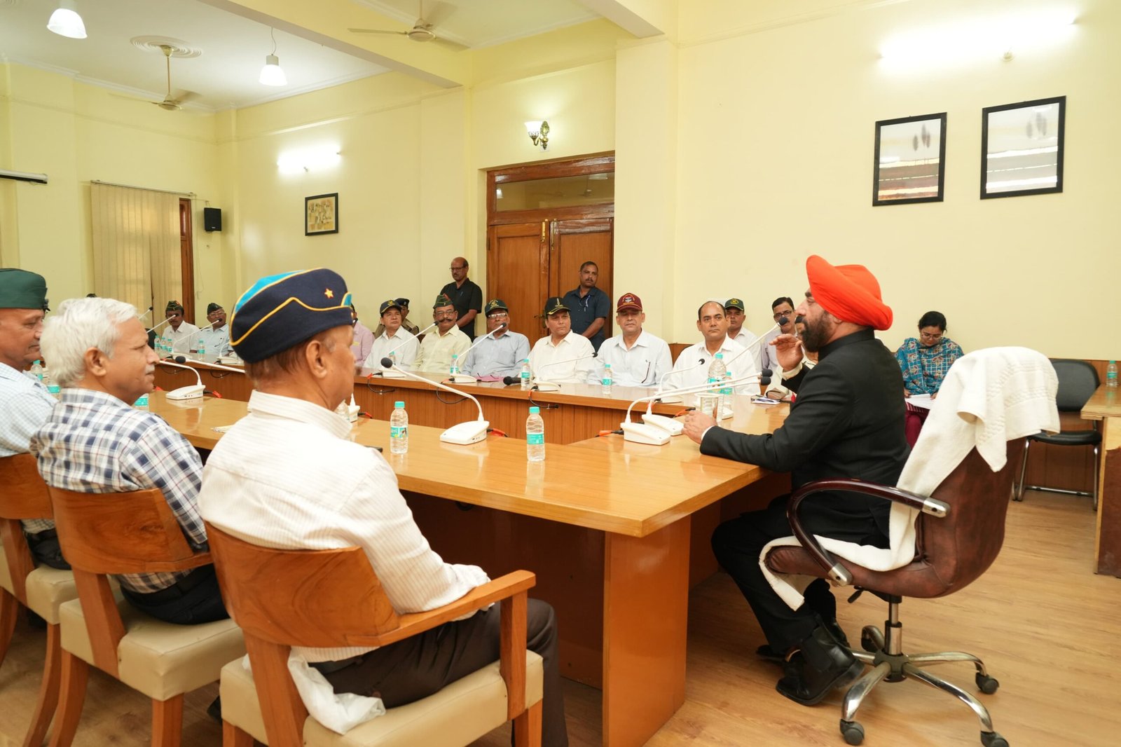 नैनीताल : राज्यपाल लेफ्टिनेंट जनरल गुरमीत सिंह (से नि) ने पूर्व सैनिकों के साथ की बैठक, कहा उनकी समस्याओं का समाधान करना बेहद जरूरी